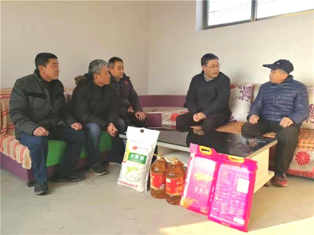 英国上市公司官网365节前走访慰问第一书记任职村困难群体