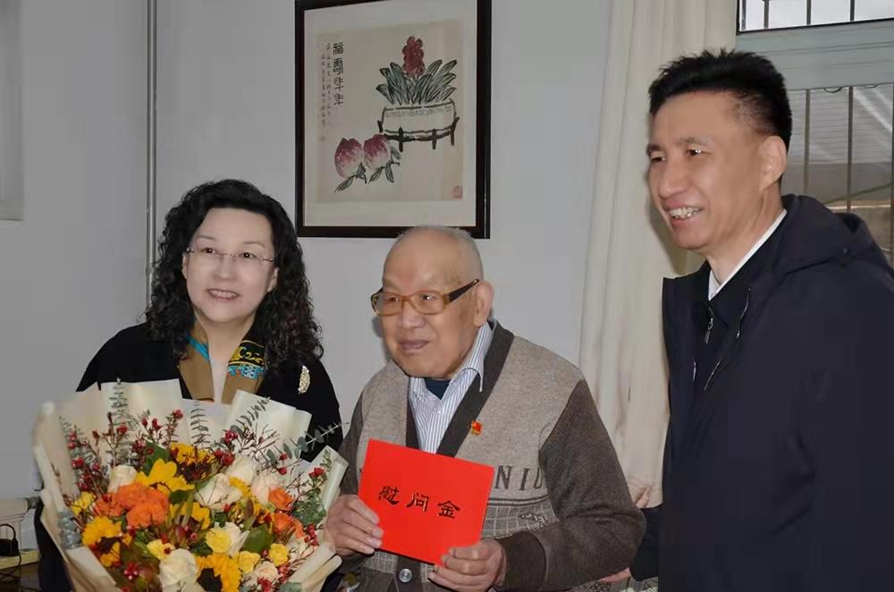 英国上市公司官网365党委副书记、总经理黄蓓走访慰问离休老干部、老党员